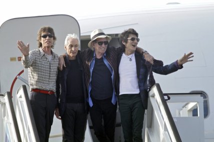 Los Rolling Stones llegan a La Habana donde tocan por primera vez. Será un concierto gratuito con el que la banda británica cierra su gira 'Olé Tour 2016'. En la imagen, Mick Jagger, Charlie Watts, Keith Richards and Ronnie Wood a su llegada al aeropuerto Jose Marti de la capital cubana.